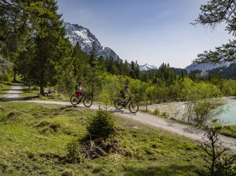 Biken entlang der Isar mit Blick auf Karwendel, © Pierre Johne