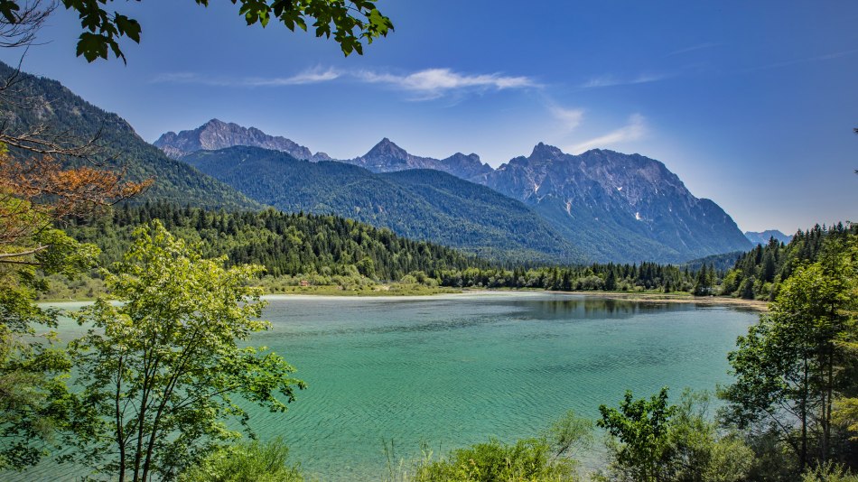 An der Isar in Bayern: Stausee bei Krün mit Karwendel, © Alpenwelt Karwendel | Marcel Dominik