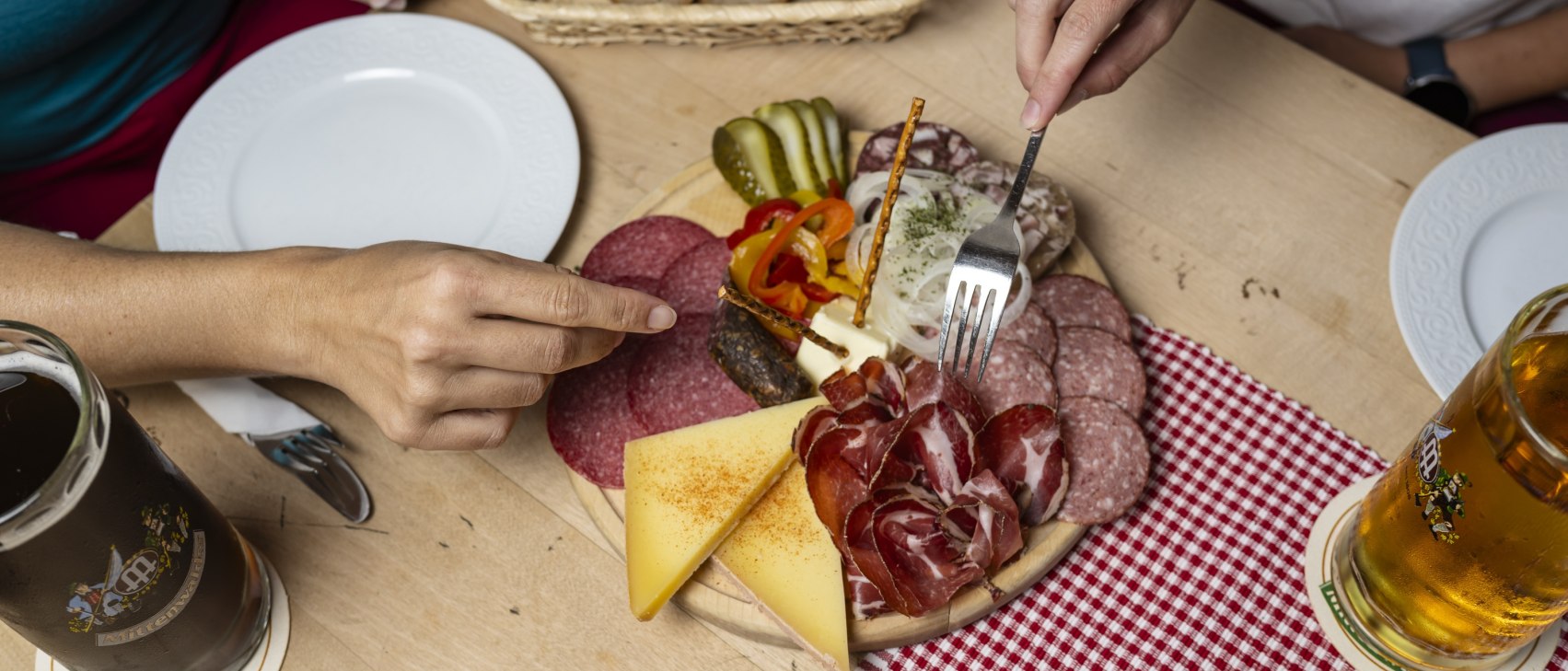 Brotzeit auf der Fischbachalm, © Alpenwelt Karwendel | Pierre Johne