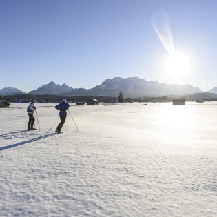 Panorama-Langlaufen: Krün mit Wetterstein und Zugspitze, © Alpenwelt Karwendel | Wolfgang Ehn