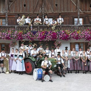 Portrait of the music band Krün in front of the farmhouse, © Alpenwelt Karwendel | Christoph Schober 