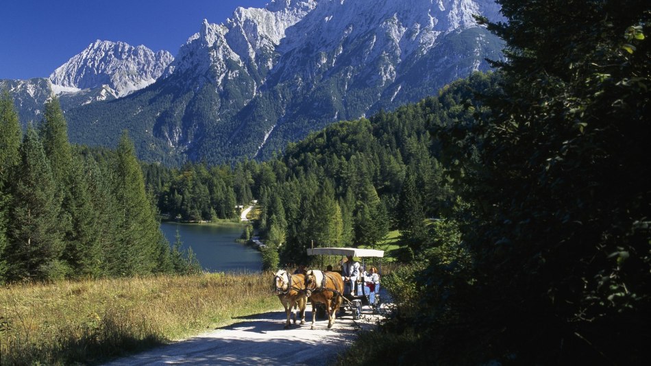 Kutschenfahrten vorbei an Seen, Berge und Bergwiesen, © Alpenwelt Karwendel | Wolfgang Ehn