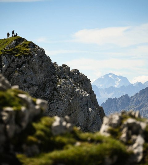 Two hikers enjoy the view of one of the peaks on the Mittenwalder via ferrata. , © Alpenwelt Karwendel | Philipp Gülland