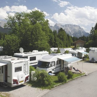 Ein schönes Ambiente in sommerlicher Amtosphäre bietet der moderne Caravanpark am Tennsee , © Alpenwelt Karwendel | Alpen-Caravanpark Tennsee 