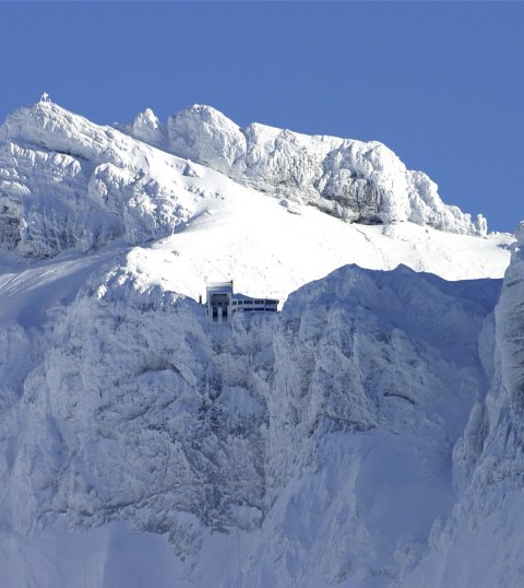 Meterhohe Schneewände und schroffe Eisfelsen umrahmen die Bergstation der Karwendelbahn - Winter in Bayern, © Alpenwelt Karwendel | Rudolf Pohmann