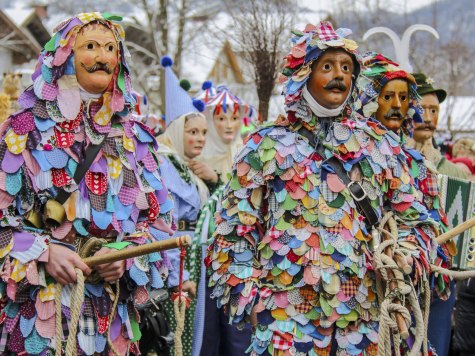 Im Vordergrund das typische Fleckergewand - Traditionelles Faschingstreiben rund um Mittenwald, Krün und Wallgau., © Alpenwelt Karwendel | Wera Tuma