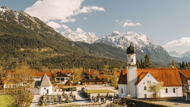 Wallgau on the Isar river with view of snowy Karwendel massif, © Alpenwelt Karwendel | Kristof Göttling