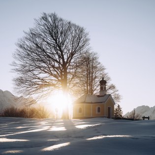 Idyllisch gelegene Kapelle Maria Rast an den Buckelwiesen bei Krün im Winter mit Ausblick auf Alpspitze, © Alpenwelt Karwendel | André Alexander@formgestalter Idyllisch gelegene Kapelle Maria Rast an den Buckelwiesen bei Krün im Winter mit Ausblick auf Alpspitze, © Alpenwelt Karwendel | André Alexander@formgestalter