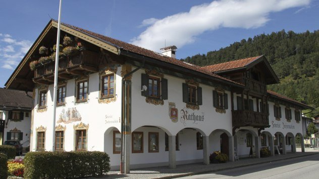 Rathaus in der Mittenwalder Strasse - Ihre Zentrage für kommunale Angelegenheiten und touristische Beratung in Wallgau., © Alpenwelt Karwendel | Florian Neuner 