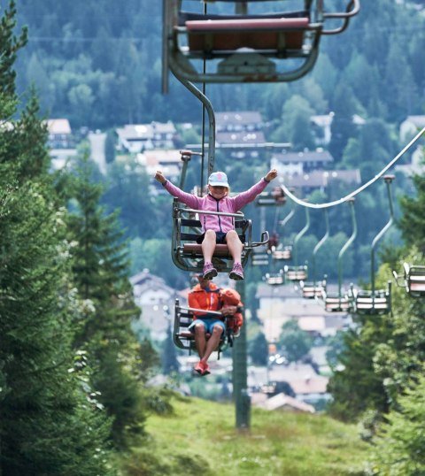 Der Kranzbergsessellift bei Mittenwald mit freudigen Fahrgästen, © Alpenwelt Karwendel | Anton Brey 