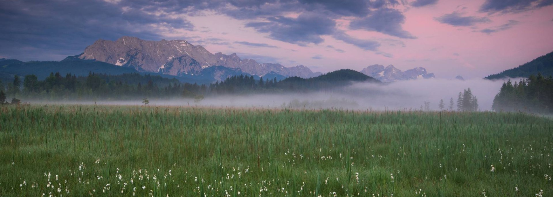 Besondere Eindrücke bei Krün in Oberbayern: Aussicht von Osten auf Wetterstein und Zugspitze., © Alpenwelt Karwendel | Maximilian Ziegler