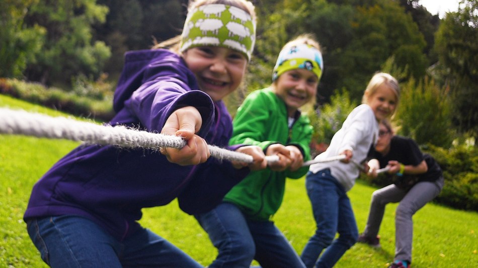 Kinde beim Tauziehen im Kurpark Puit, © Alpenwelt Karwendel | Angelika Warmuth