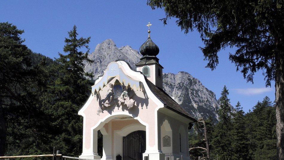 Die Kapelle Maria Königin am Lautersee in den Sommermonaten , © Alpenwelt Karwendel | Marinus Zwerger 
