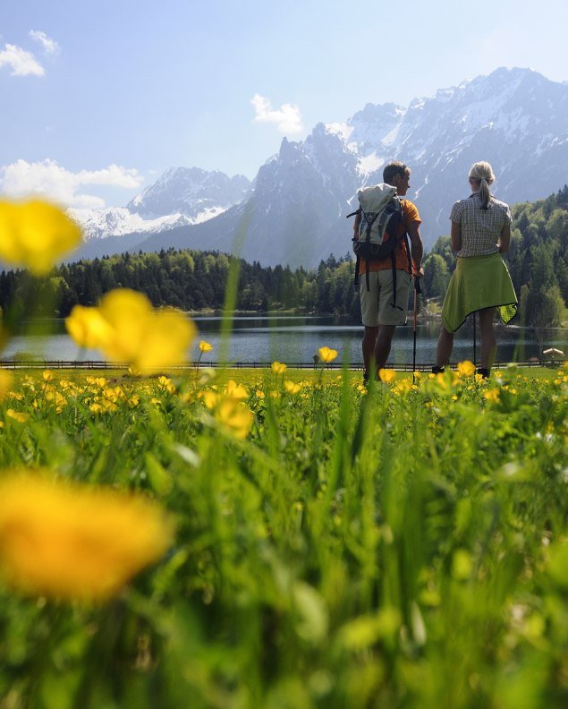 Paar wandert am Lautersee, © Alpenwelt Karwendel | Zugspitz Region GmbH, Wolfgang Ehn
