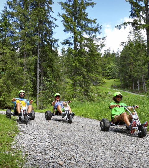 Die Mountaincarts am Hohen Kranzberg in Mittenwald sind ein Spaß für die ganze Familie, © Alpenwelt Karwendel | KEW - Rudolf Pohmann