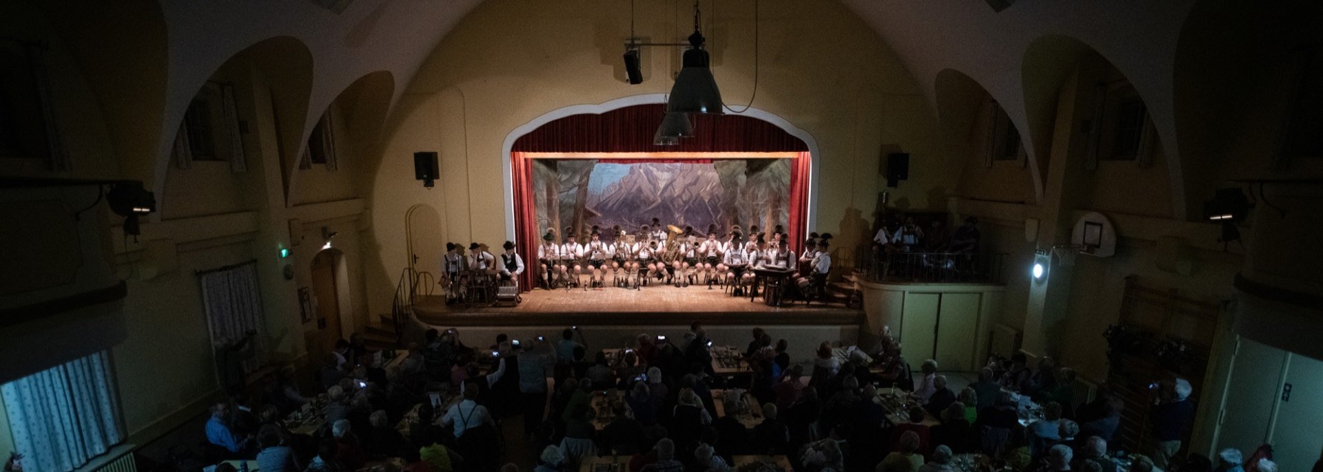 In der TSV Halle Mittenwld finden Heimatabende, Konzerte, Bauerntheater und viele weitere Veranstaltungen statt., © Alpenwelt Karwendel | Philipp Gülland