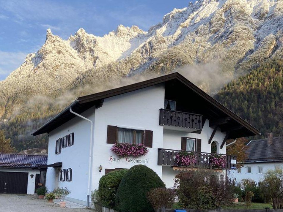 Hausansicht mit Karwendel