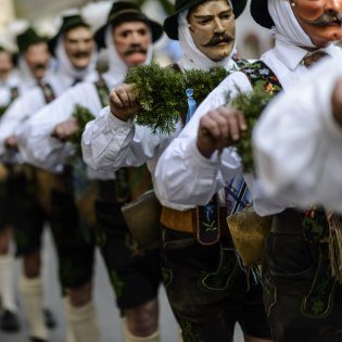 Die Maschkera treiben in der Faschingszeit in der Alpenwelt Karwendel ihr Unwesen, Höhepunkt ist der Unsinnige Donnerstag., © Alpenwelt Karwendel | Zugspitz Region