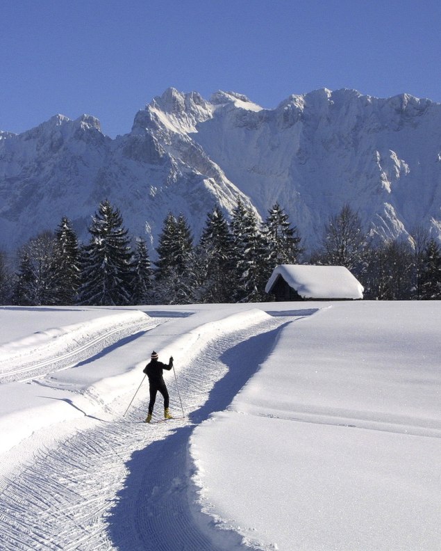 Langlaufen mit traumhaften Bergblick auf der Panoramaloipe bei Gerold, © Alpenwelt Karwendel | Christoph Schober 