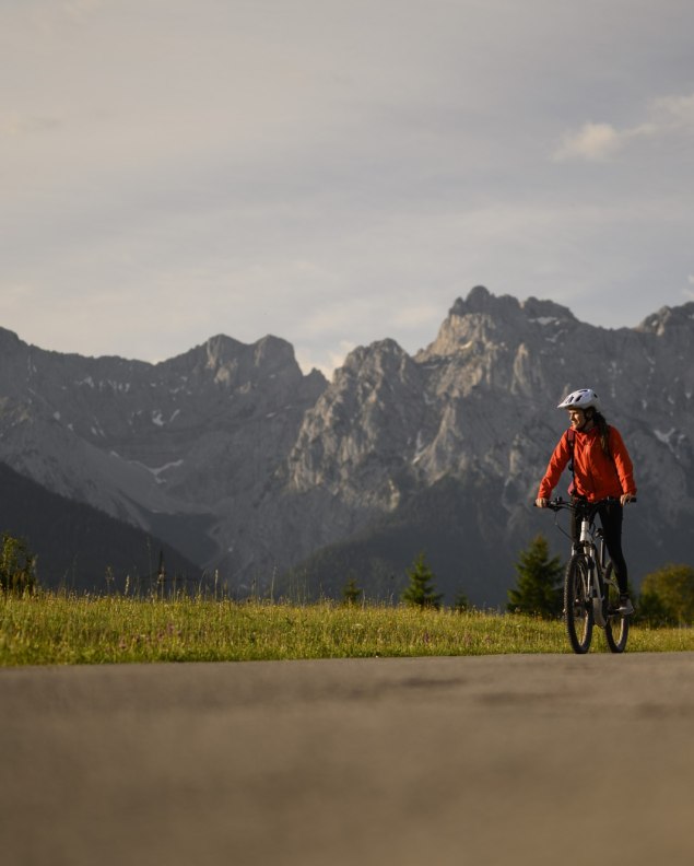 Scenic bike tour with a view of the Karwendel mountains. On the way at the Buckelwiesen between Krün and Mittenwald., © Alpenwelt Karwendel | Philipp Gülland