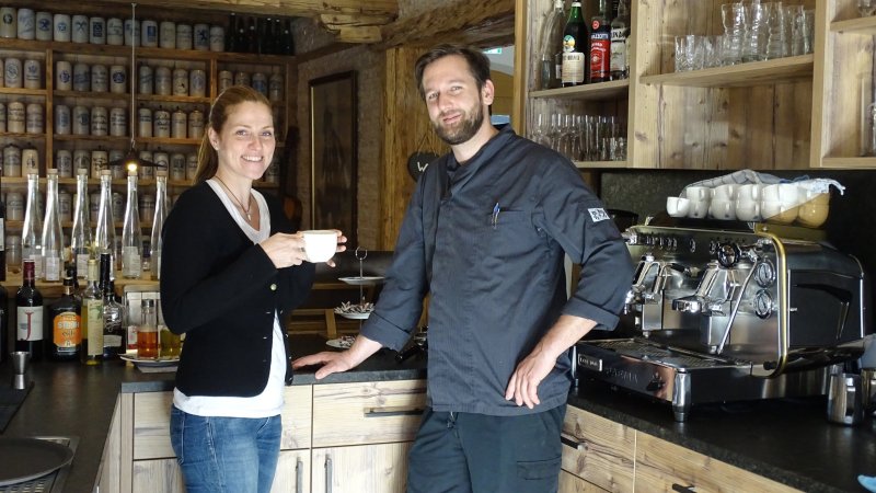 Lydia und Max in ihrer Krüner Stub'n, © Alpenwelt Karwendel | Andrea Schmölzer