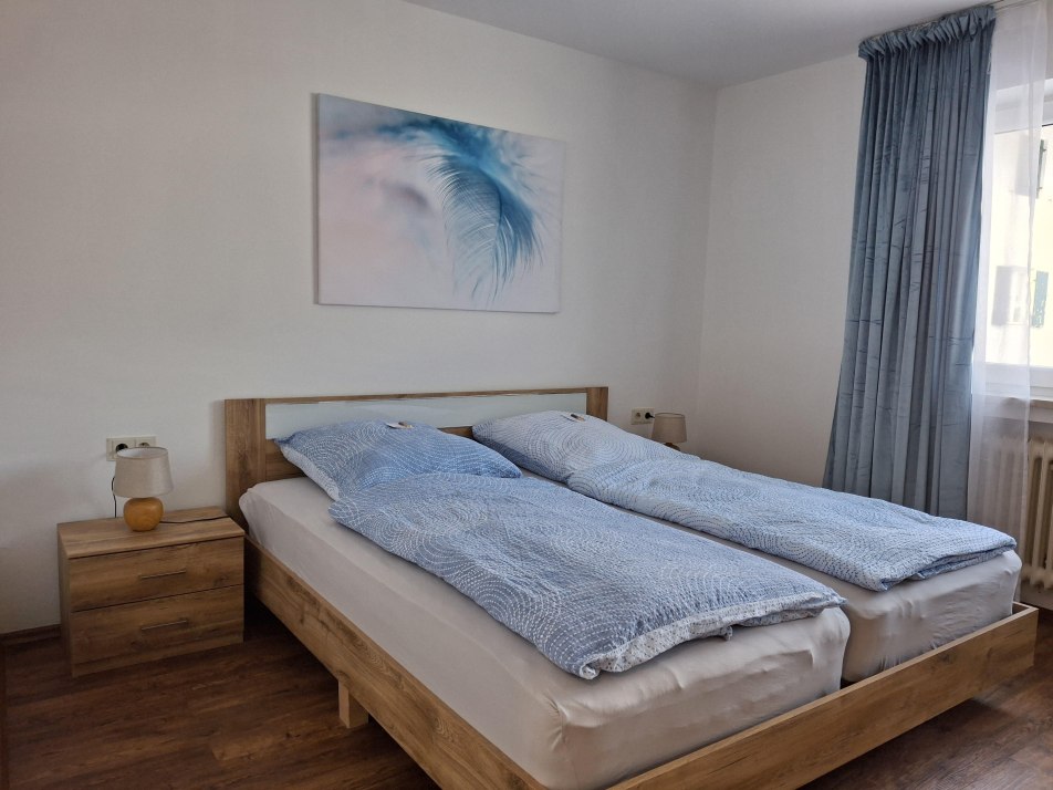 Schlafzimmer mit großem Doppelbett