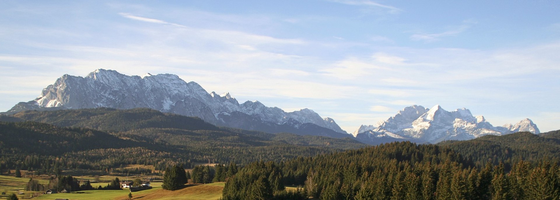 Bergpanorama von den Buckelwiesen zwischen Mittenwald und Krün, © Alpenwelt Karwendel | Wera Tuma