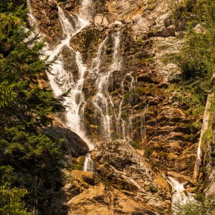 Ein wahres Naturspektakel: Der große Wasserfall in der Nähe von Wallgau an der Isar, © Alpenwelt Karwendel | Philipp Gülland