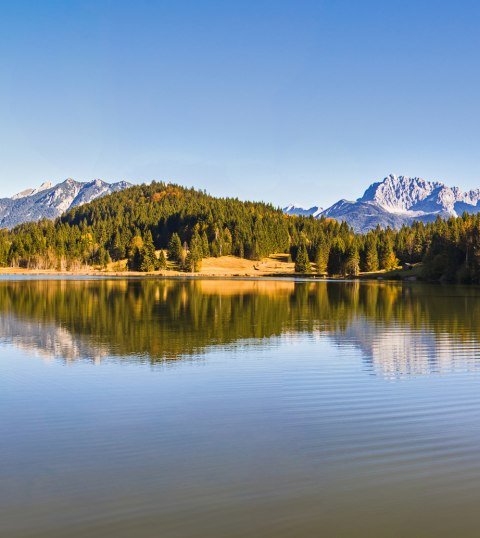 Der Geroldsee, auch Wagenbruchsee genannt zwischen Garmisch-Partenkirchen und Mittenwald, © Alpenwelt Karwendel | Wera Tuma