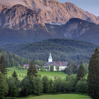 Schloss Elmau im Sommer mit Blick auf Wettersteingebirge
, © Alpenwelt Karwendel | Schloss Elmau