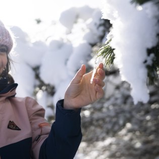 Mädchen in der Wintersonne - Schneefreuden im Winter in mittenwald, Krün und Wallgau, © Alpenwelt Karwendel | kreativ-instinkt.de