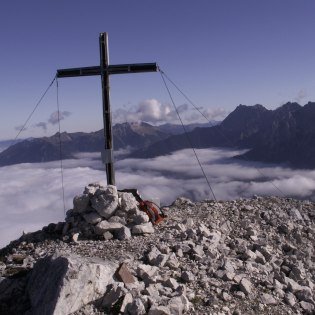 Gipfl Kreuz der Oberen Wettersteinspitze Mittenwald, © Alpenwelt Karwendel | Bergschule Alpenwelt Karwendel 