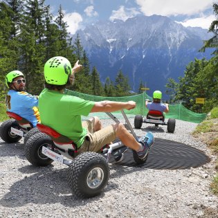 Mountaincarts am Kranzberg bei Mittenwald mit Panorama zum Karwendel , © Alpenwelt Karwendel | KEW Rudolf Pohman