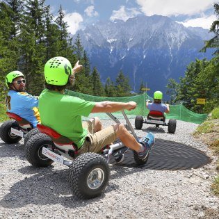 Mountaincarts at the Kranzberg near Mittenwald with panorama to the Karwendel , © Alpenwelt Karwendel | KEW Rudolf Pohman