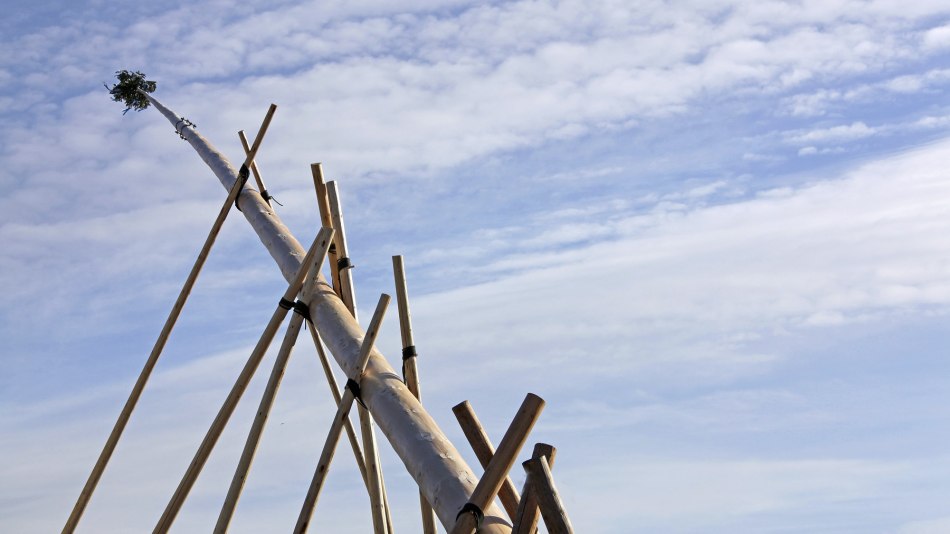 Alles per Hand: Der Krüner Maibaum gehört zu den größen in ganz Bayern, © Alpenwelt Karwendel | Christoph Schober