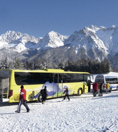 Ski- und Gästebus der Alpenwelt Karwendel im Skigebiet Luttensee am Kranzberg, © Alpenwelt Karwendel | Reiseunternehmen Ferienglück, Fam. Kriner