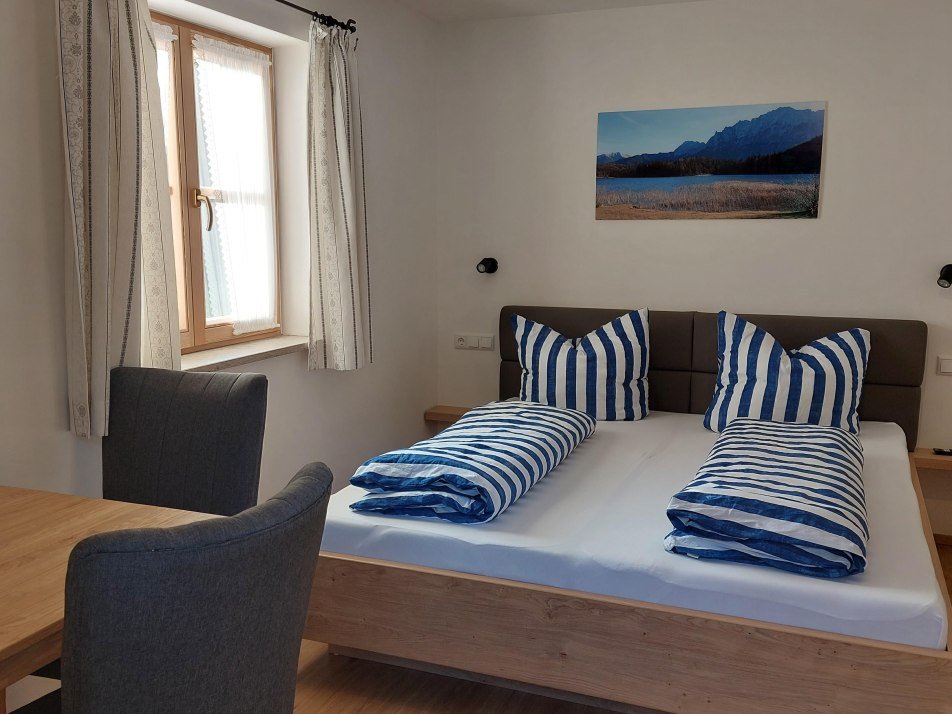 Schlafzimmer mit TV und Zugang zu Balkon