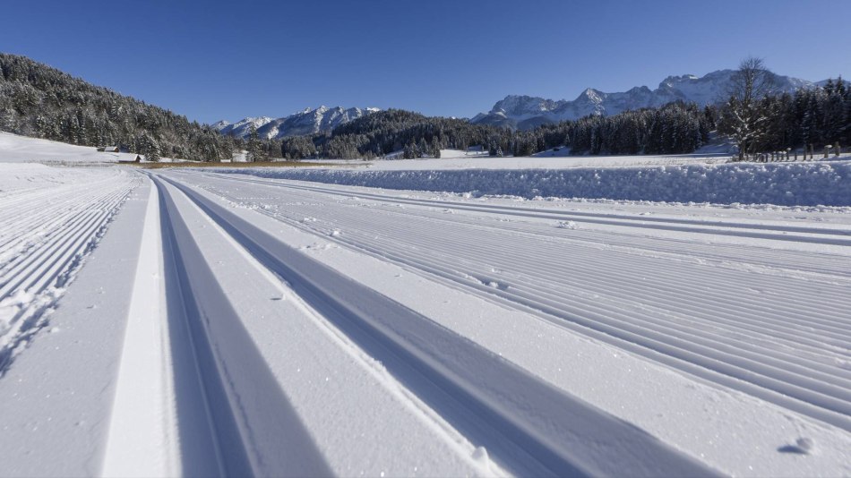 Auf in die Spur! Panoramaloipe mit Berg- und Seeblick, © Alpenwelt Karwendel | Wolfgang Ehn