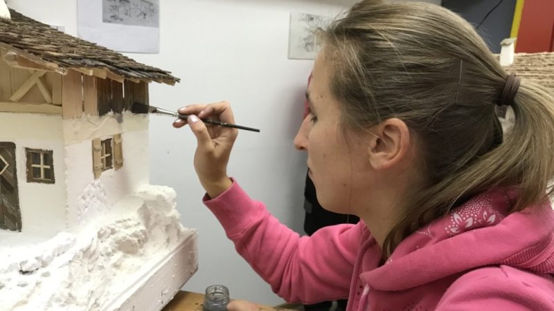 Christina bemalt ihren Bergbauernhof mit Schindeldach, © Alpenwelt Karwendel | Andrea Schmölzer