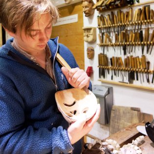 Die "Larven" der Maschkera werden aus Holz geschnitzt, © Alpenwelt Karwendel | Anton Ostler