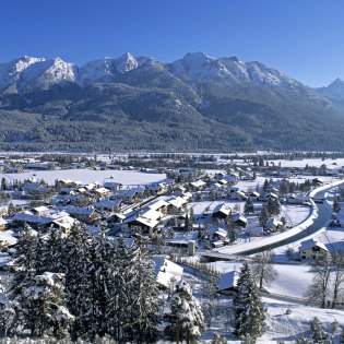 Wunderbarer Ausblick über Wallgau im Winter Richtung Schöttlkarspitz, © Alpenwelt Karwendel | Wenzel Fischer 