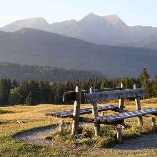 Ruhebänke mit Panoramablick finden sich auf allen Touren der Alpenwelt Karwendel, © Alpenwelt Karwendel | Wera Tuma