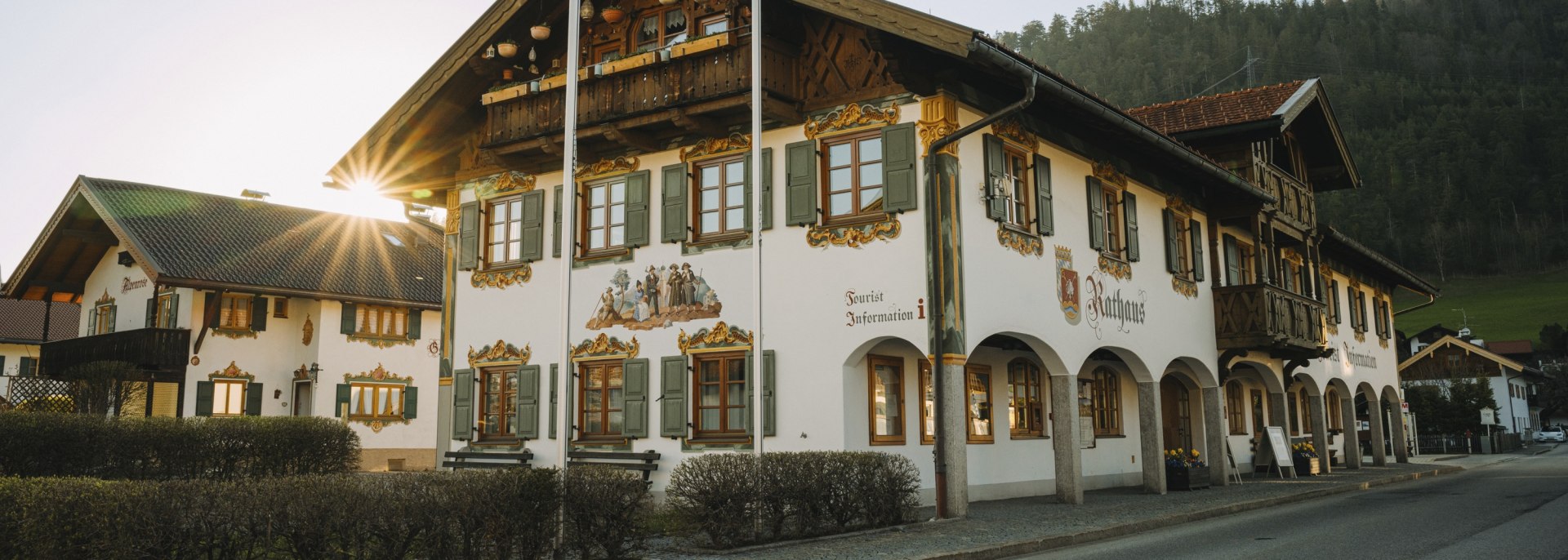 Bunte Fassade mit Lüftlmalereien an dem Wallgauer Rathaus , © Alpenwelt Karwendel | Kristof Göttling