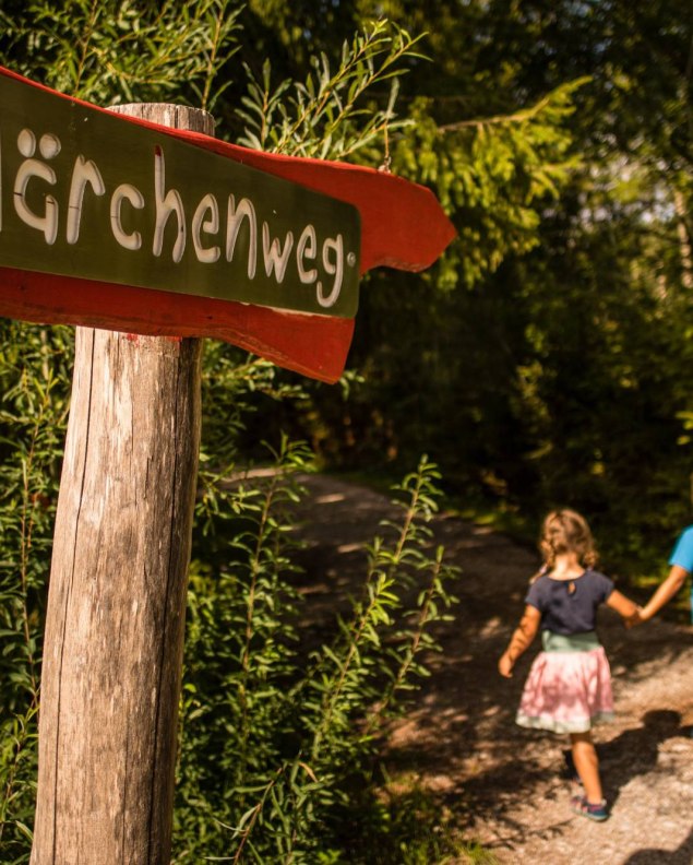 Start zum Wallgauer Märchenweg, © Alpenwelt Karwendel | Philipp Gülland, PHILIPP GUELLAND