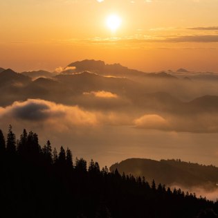 Sonnenaufgang über dem Walchensee vom Simetsberg aus, © Alpenwelt Karwendel | Philipp Gülland