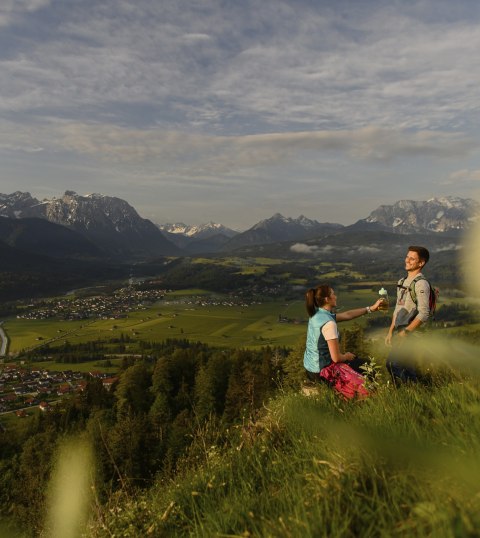 Ausblick vom Unterstand am Krepelschrofen über Wallgau ins Isartal mit Wallgau, Krün und Mittenwald., © Alpenwelt Karwendel | Philipp Gülland