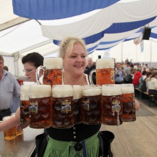 Bedienung auf dem  Krüner Dorffest zu dem Almabtrieb mit vielen Maßkrügen, © Alpenwelt Karwendel | Christoph Schober 