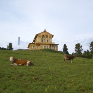 Das Königshaus am Schachenhaus mit Kühen , © Alpenwelt Karwendel | Christoph Schober 