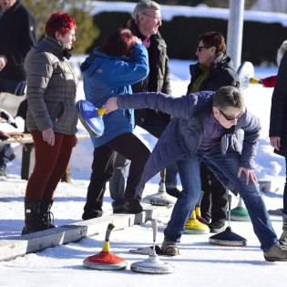 Der Mannschaftssport  Eisstockschießen ist im Winter Gästeprogramm ein fester Bestand, © Alpenwelt Karwendel | Stefan Eisend