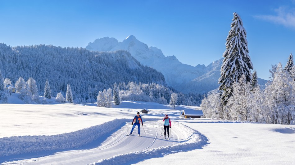 Langlaufen mit Bergblick im Elmauer Tal, © Alpenwelt Karwendel | Kriner-Weiermann